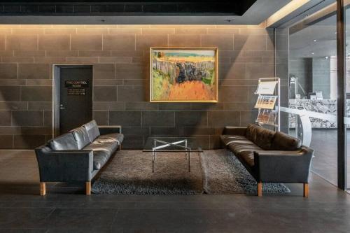 A Stylish 2BR Apt with City Views in Southbank - Tap to explore photos