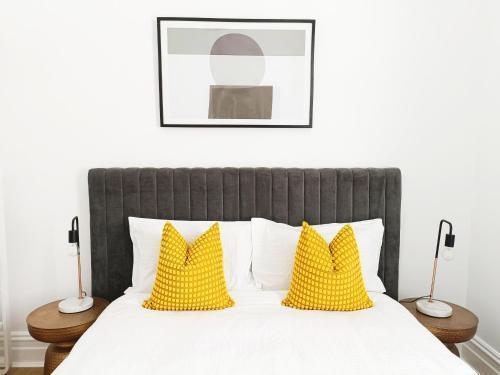Beautiful Queen Room 1Min Walk to Station with 60Inch TV - Tap to explore photos