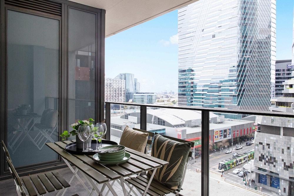 A Cozy 2BR Apt Next to Southern Cross Free Parking - Tap to explore photos