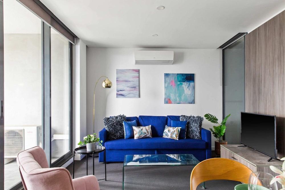 A Cozy 2BR Apt Next to Southern Cross Free Parking - Tap to explore photos