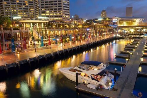 A Cozy Apt for 6 Right Next to Darling Harbour - Tap to explore photos