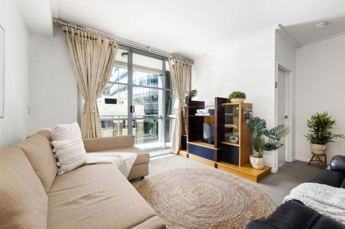A Cozy Apt for 6 Right Next to Darling Harbour - Tap to explore photos