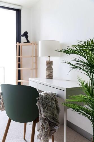 A Lux 2BR Apt Next to Melbourne Uni, Free Parking - Tap to explore photos