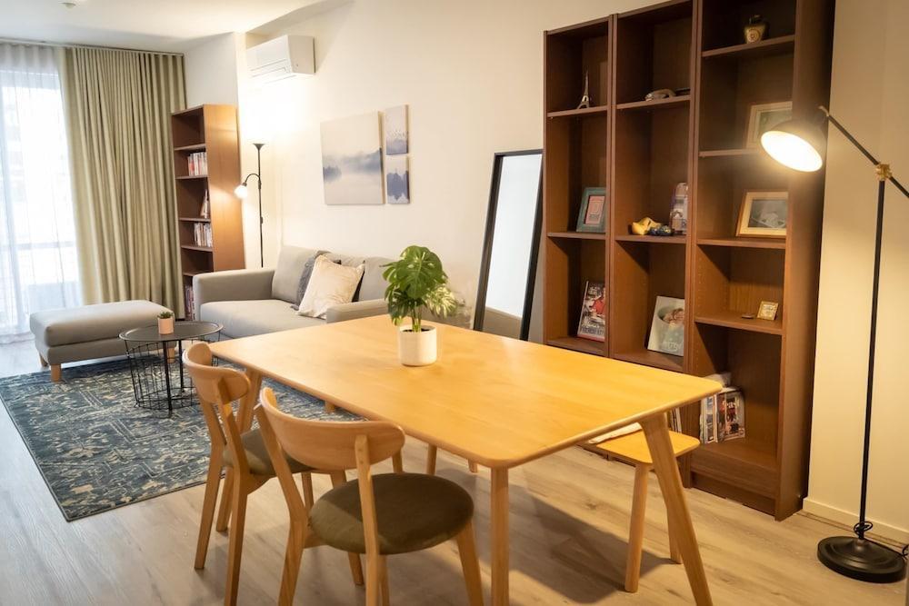 Convenient 2-bed Apartment in Melbourne's Heart - Tap to explore photos