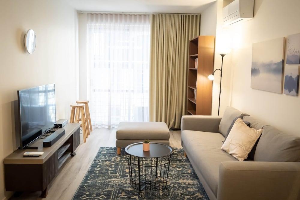 Convenient 2-bed Apartment in Melbourne's Heart - Tap to explore photos