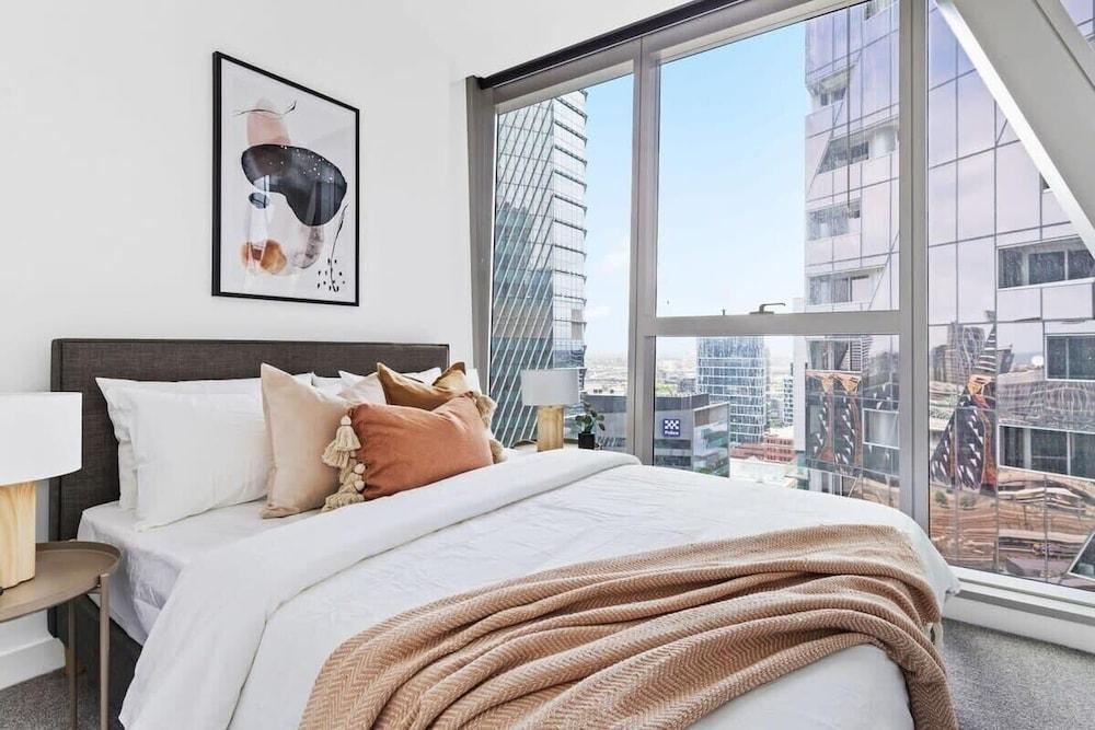 A Stylish 3BR Apt With Harbour Views, Free Parking - Tap to explore photos