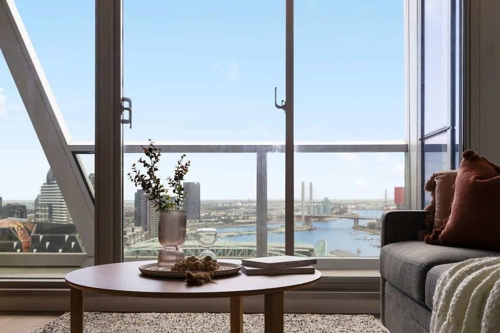 A Stylish 3BR Apt With Harbour Views, Free Parking - Tap to explore photos