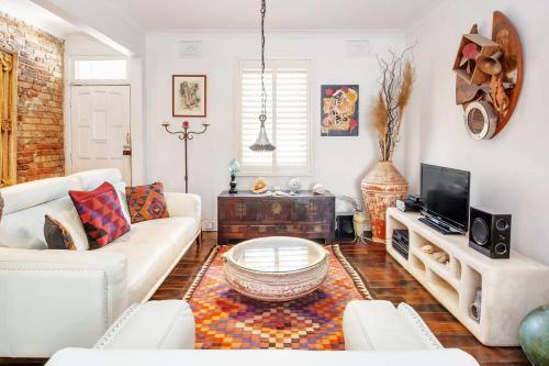 Prime locale 3 Bed Artists Home by Surry Hills - Tap to explore photos