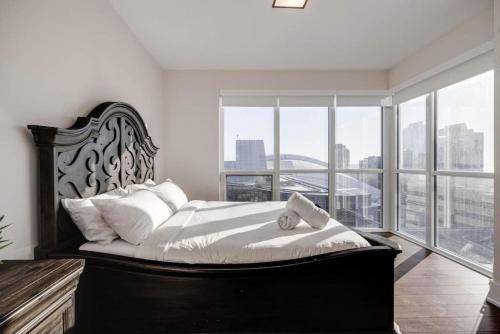 2BR 2BTH w Million Dollar View of CN tower - Tap to explore photos