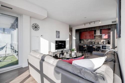 2BR 2BTH w Million Dollar View of CN tower - Tap to explore photos