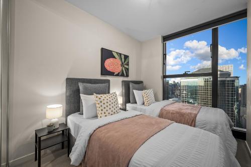 WOW Apartment on Collins 2 - Tap to explore photos