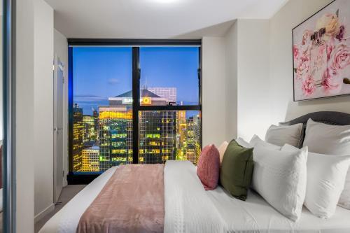 WOW Apartment on Collins 2 - Tap to explore photos
