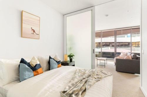 Stylish & Modern 2BR Apt Near Victoria Market