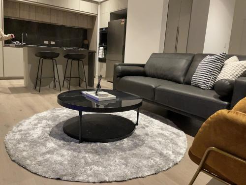 Superior 3 Bedroom Apartment in Melbourne CBD - Tap to explore photos