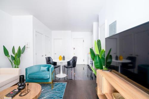 444-2C Newly renovated 1BR in Hell's Kitchen - Tap to explore photos
