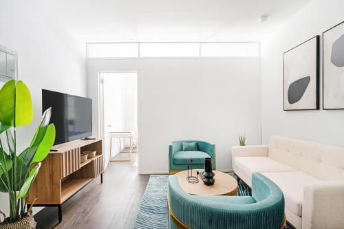 444-2C Newly renovated 1BR in Hell's Kitchen - Tap to explore photos