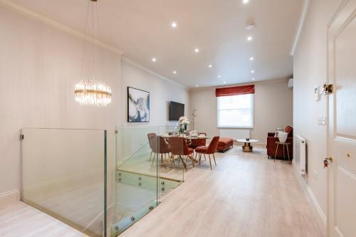 Marble Arch Suite 1-Hosted by Sweetstay - Tap to explore photos