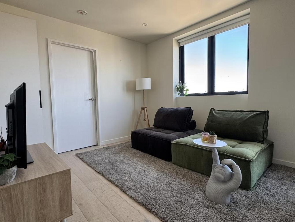 IN2103-Exquisite View with Balcony 2BR Apt Next to Crown DFO South Melbourne Market - Tap to explore photos