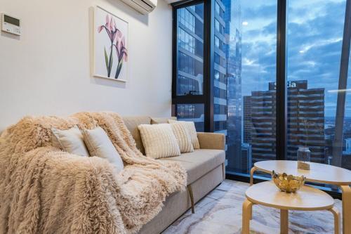Splendid High 40 level 2BR CBD Pool Gym Wi-Fi - Tap to explore photos