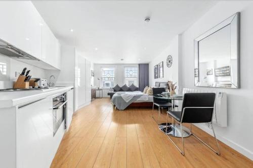 Central London Gem 1 BR Flat Piccadilly Circus VR8 - Tap to explore photos