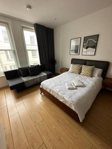 Central London Gem 1 BR Flat Piccadilly Circus VR8 - Tap to explore photos