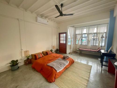 Baan KhaoSoi - Private room in a rooftop hostel 3rd floor
