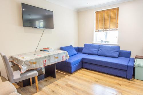 Evergreen Apartments, Flat 3, London - Tap to explore photos
