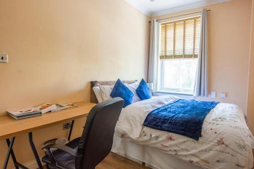 Evergreen Apartments, Flat 3, London - Tap to explore photos