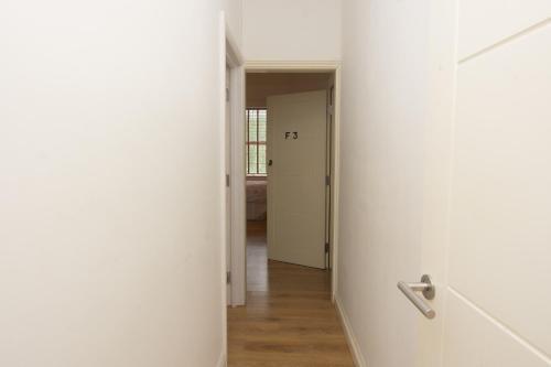 Evergreen Apartments, Flat 3, London - Tap to explore photos