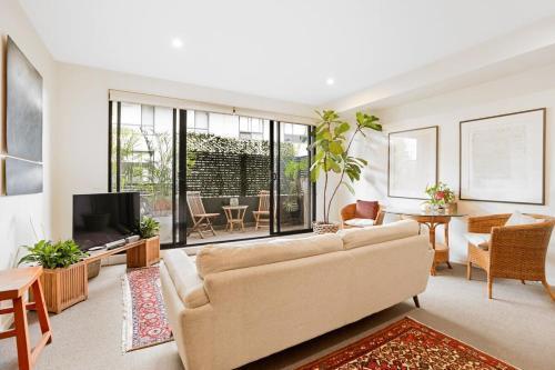 The Richmond - Bright 1BR Oasis w parking - Tap to explore photos