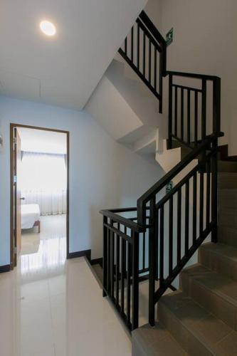 Wow Academy & Stay Soi Tai-Aed 3B - Tap to explore photos