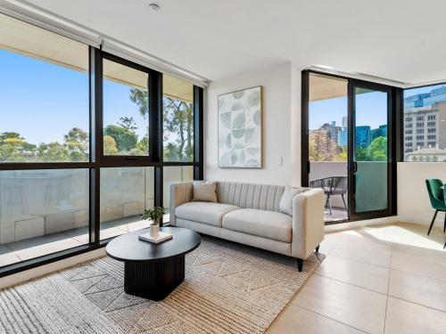 Light Filled Apartment by Albert Park Lake - Tap to explore photos