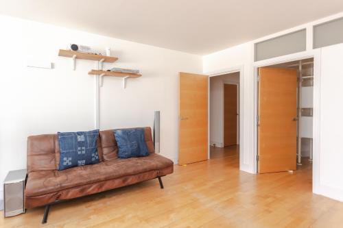 Spacious 2 Bedroom Flat on Bermondsey St - Tap to explore photos