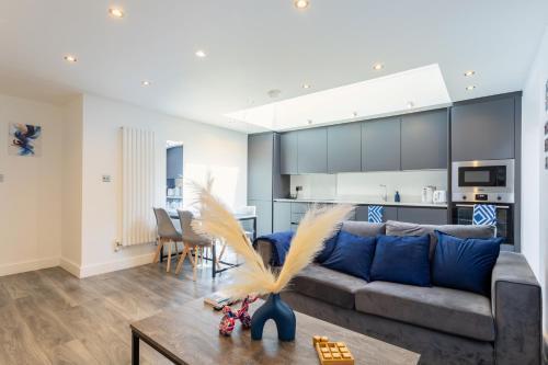 Stylish 2-Bed Flat In The Heart of West Hampstead - Tap to explore photos