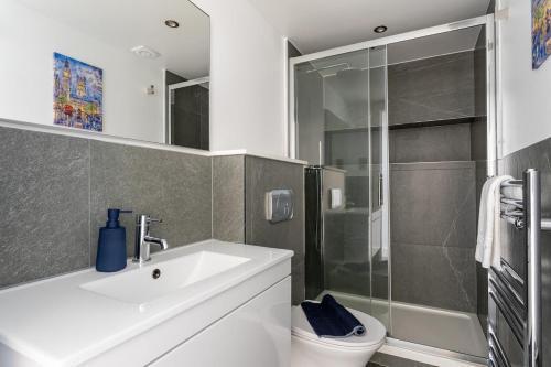 Stylish 2-Bed Flat In The Heart of West Hampstead - Tap to explore photos