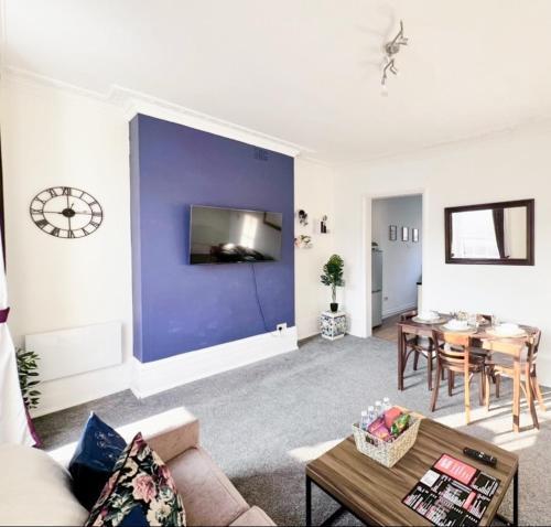 Camden Apartment - 10 percent reduced from restaurant bill - Tap to explore photos