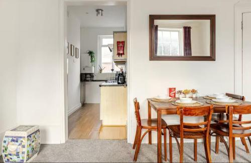 Camden Apartment - 10 percent reduced from restaurant bill - Tap to explore photos