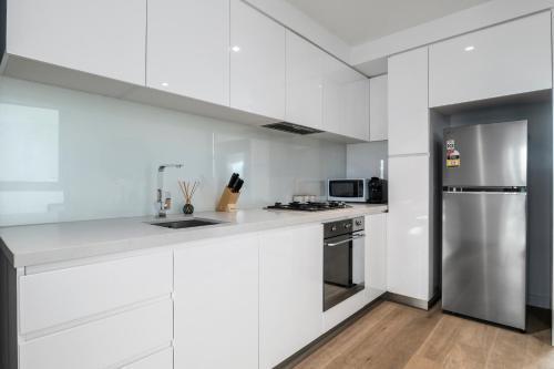 Stunning Bay and City Views Apt w Balcony and Wi-Fi - Tap to explore photos