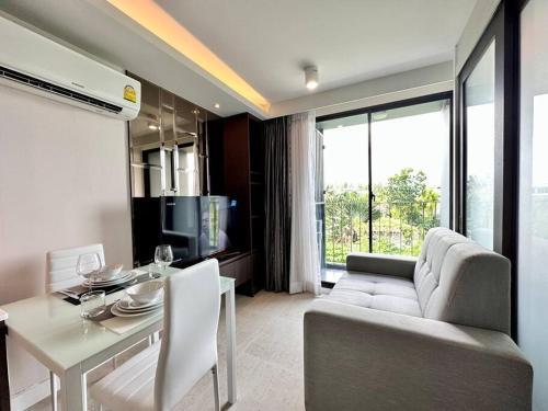 Aristo Resort Surin Beach M06 - Tap to explore photos