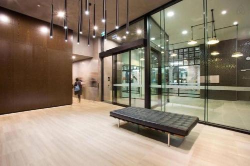A Stylish CBD Studio Right Next to Southern Cross - Tap to explore photos