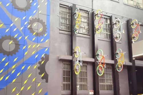 A Stylish CBD Studio Right Next to Southern Cross - Tap to explore photos