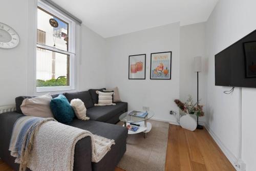 Central London- 1 Bed Apartment - Tap to explore photos
