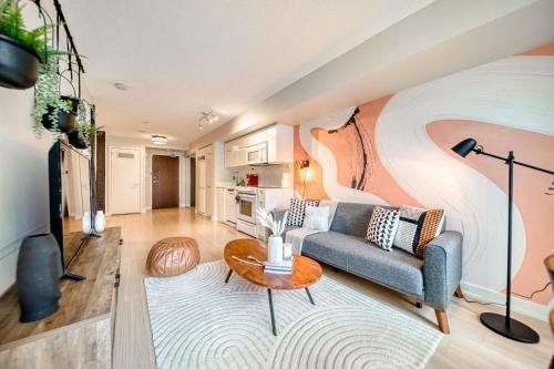 Stylish Downtown Toronto Suite with Free Parking - Tap to explore photos