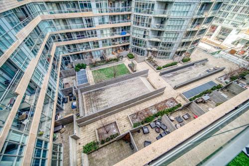 Stylish Downtown Toronto Suite with Free Parking