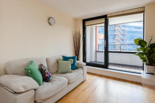 Vivid Apartment in Central London - Tap to explore photos