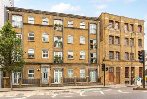 Modern and Stylish 1 Bed Apartment, Tower Bridge - Tap to explore photos