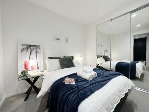 Melbourne Luxury Apartment Steps away from Crown - Tap to explore photos