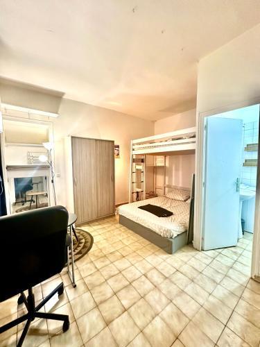 Appartement confort Paris 75009 - Tap to explore photos