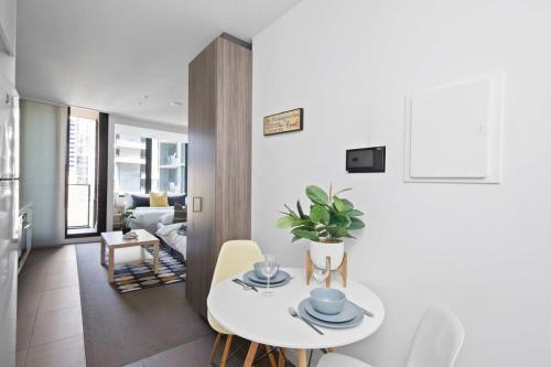 A Modern Studio Right Next to Southern Cross - Tap to explore photos
