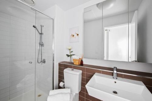 A Modern Studio Right Next to Southern Cross - Tap to explore photos